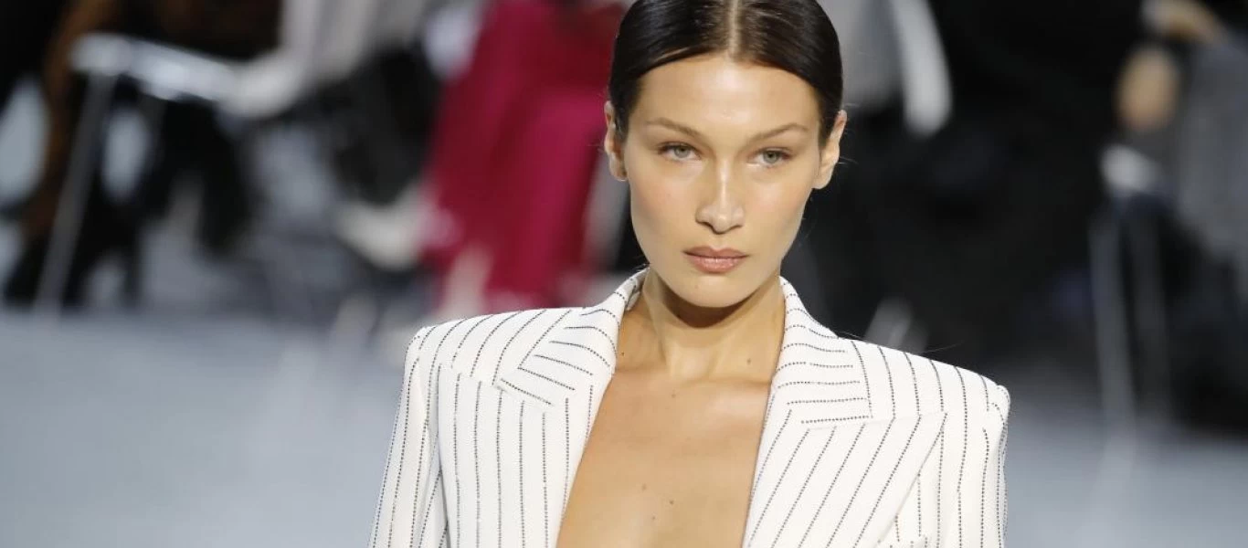 Μπέλα Χαντίντ: Ποζάρει στο γρασίδι με κόκκινο «καυτό» μπικίνι και προκαλεί «ταραχή» (φωτο)